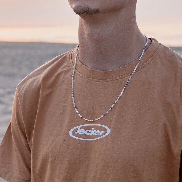 Homme portant une chaîne maille forçat en argent 925 sur la plage