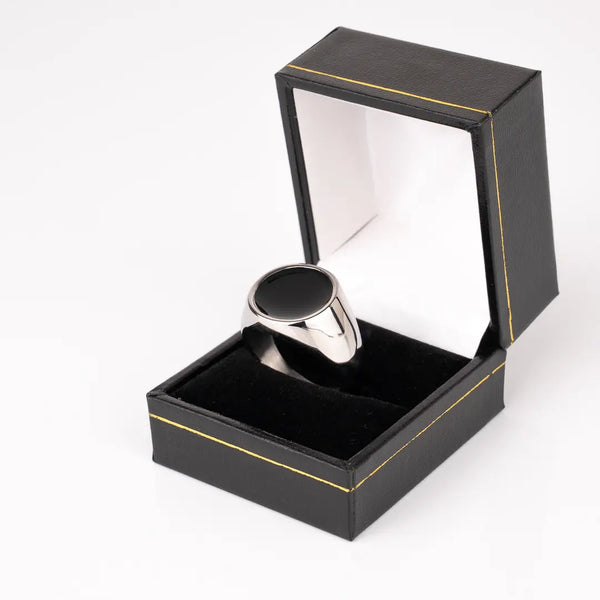 Chevalière pierre ronde argent pour homme dans écrin