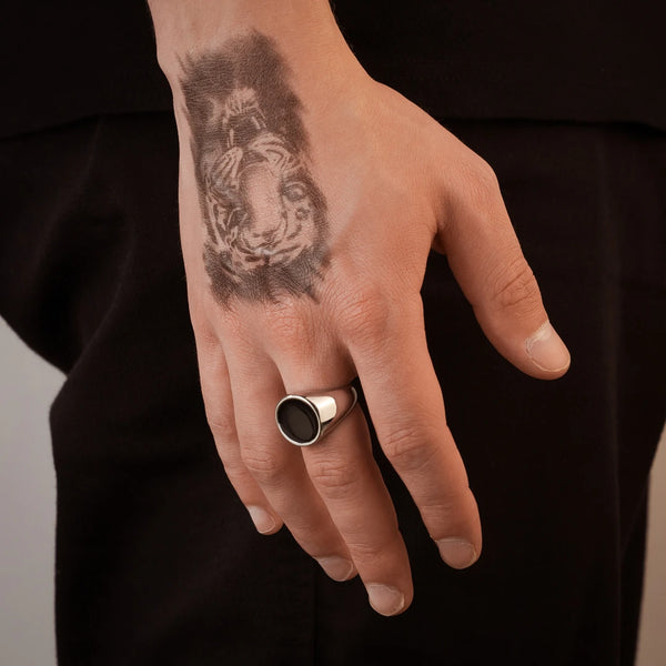 Chevalière pierre ronde argent pour homme portée