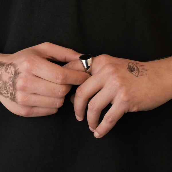 Chevalière pierre ronde argent pour homme portée