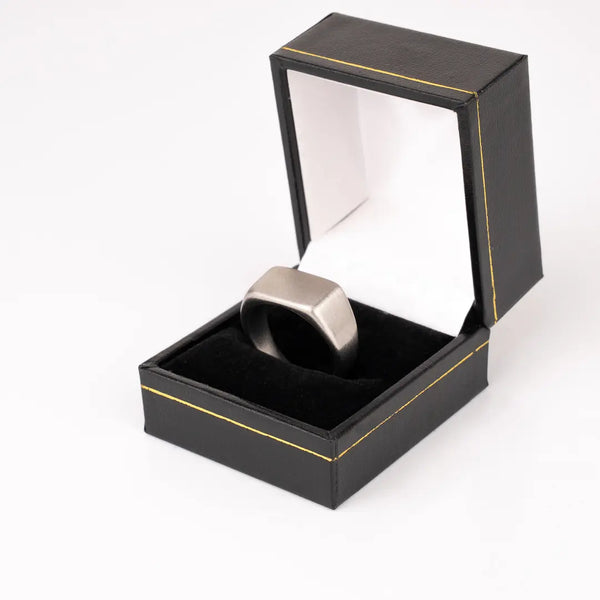 Chevalière rectangulaire argent pour homme dans écrin