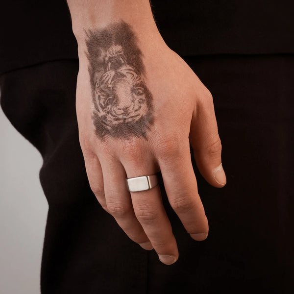 Chevalière rectangulaire argent pour homme portée