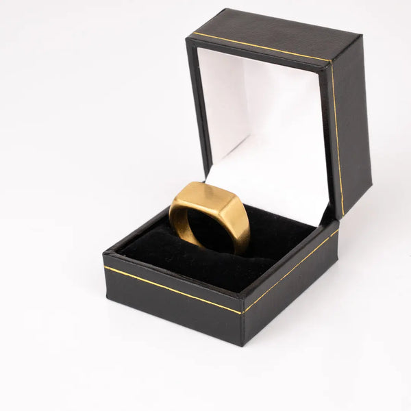 Chevalière rectangulaire or pour homme dans écrin