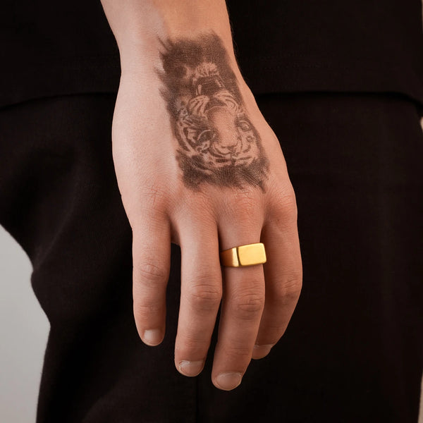 Chevalière rectangulaire or pour homme portée