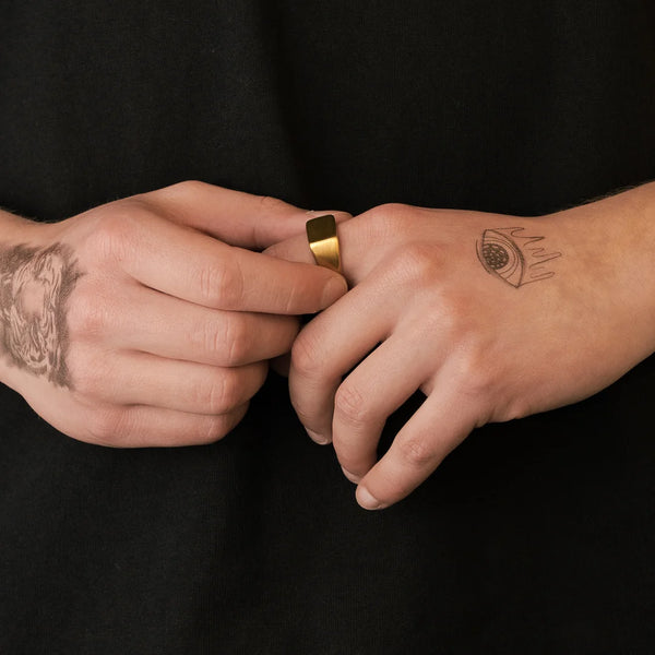 Chevalière rectangulaire or pour homme portée