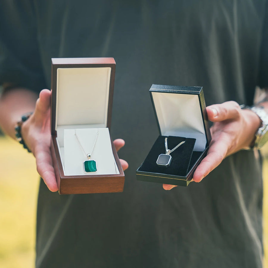 Homme tenant 2 écrins à bijoux