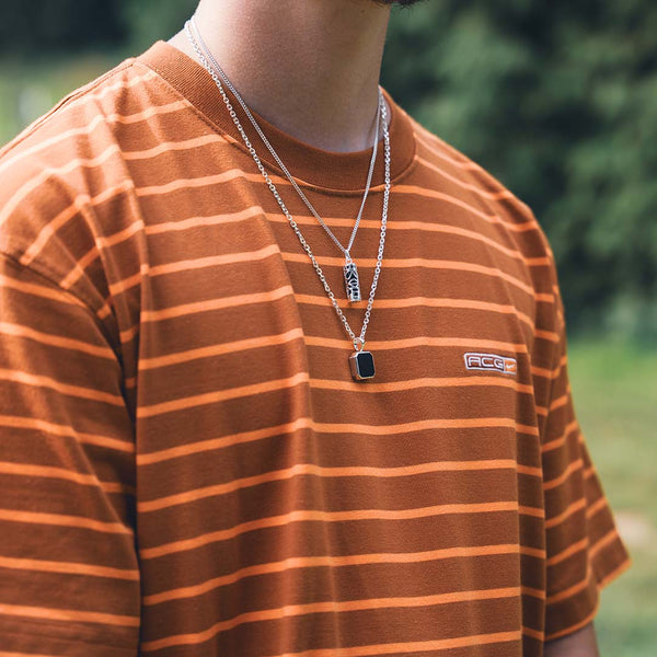Homme portant un ensemble de colliers en argent 925