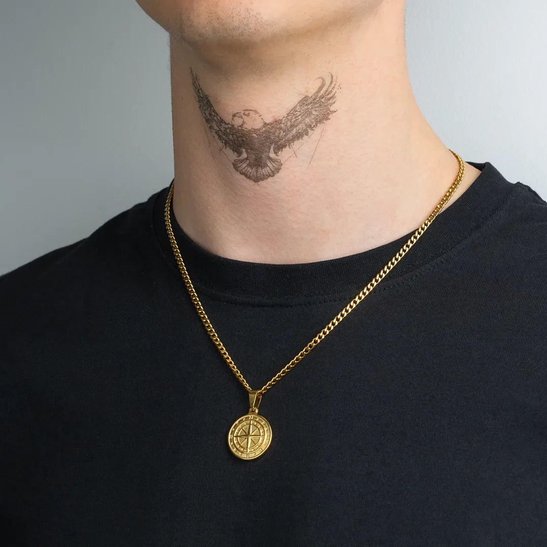 Pendentif boussole or pour homme porté