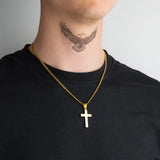 Pendentif croix or pour homme porté