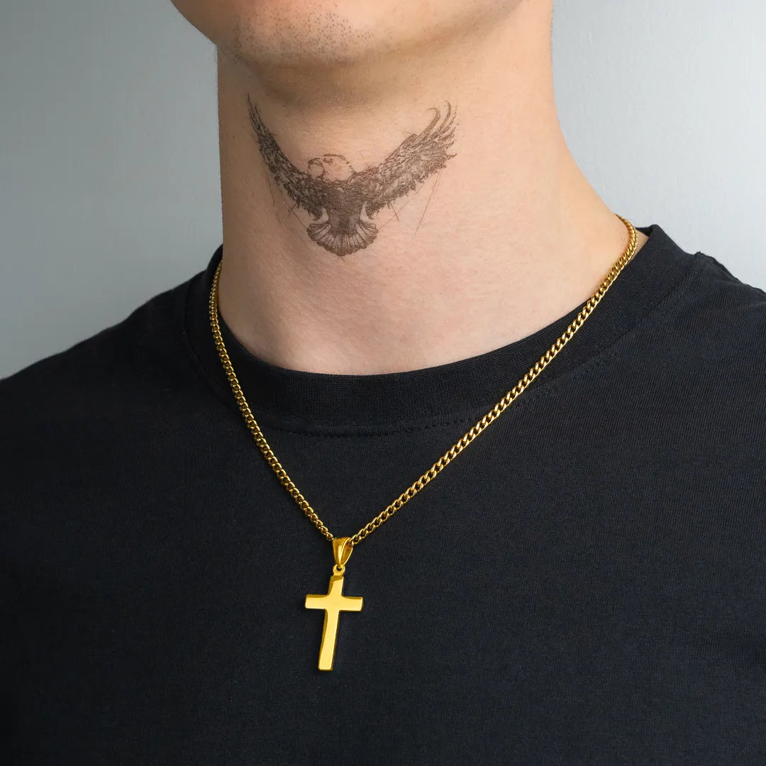 Pendentif croix or pour homme porté