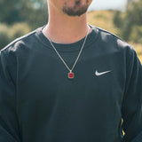 Homme portant un collier en argent 925 avec pendentif jaspe rouge