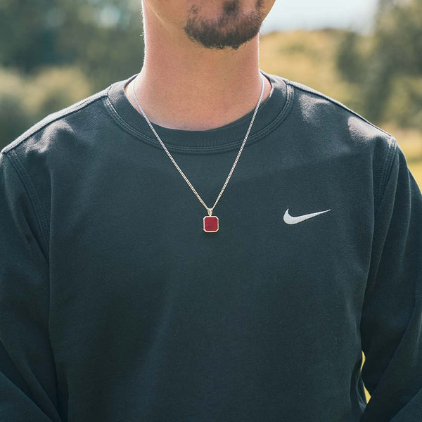Homme portant un collier en argent 925 avec pendentif jaspe rouge