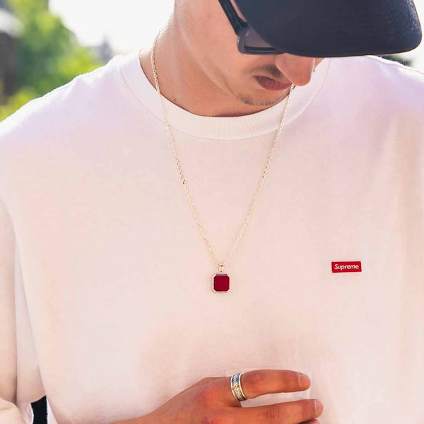 Homme portant un pendentif jaspe rouge en argent 925 avec t-shirt supreme