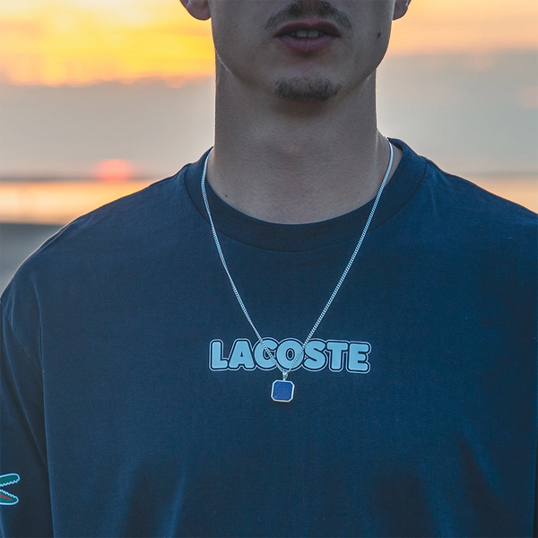 homme portant un pendentif lapis lazuli avec une chaîne en argent 925 sur la plage