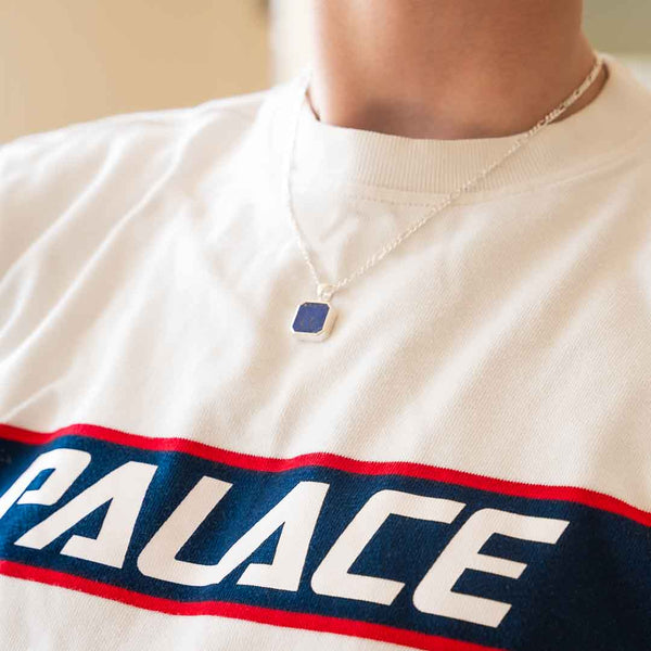 Homme portant un pendentif lapis lazuli en argent 925 avec pull palace