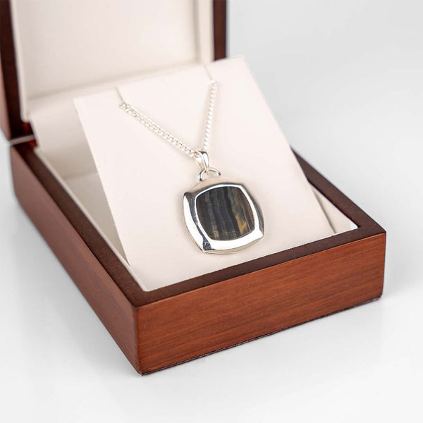Pendentif oeil de faucon et collier en argent 925 pour homme dans son écrin en bois