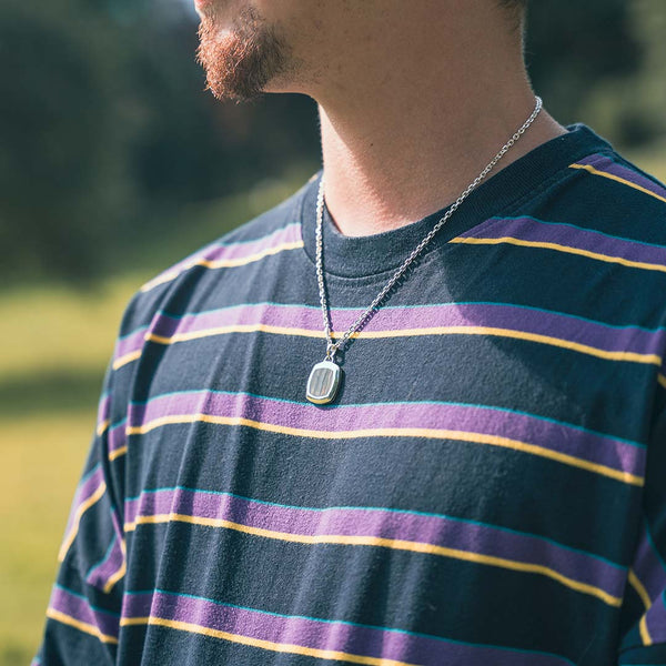 Homme portant un collier en argent 925 avec pendentif oeil de faucon
