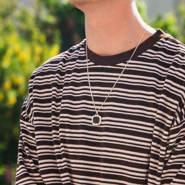 Homme portant un pendentif oeil de faucon en argent 925