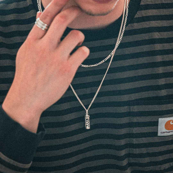 Homme portant un pendentif tiki en argent 925