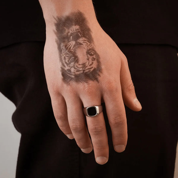 Bague pierre carrée argent pour homme portée