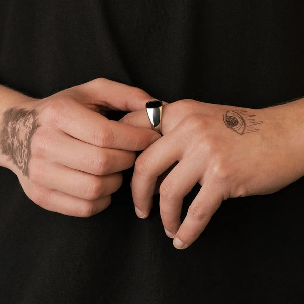 Bague pierre carrée argent pour homme portée