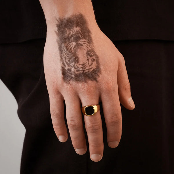 Bague pierre carrée or pour homme portée