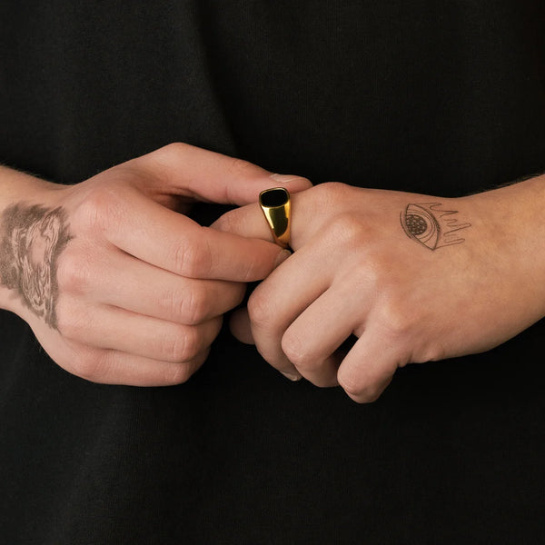 Bague pierre carrée or pour homme portée