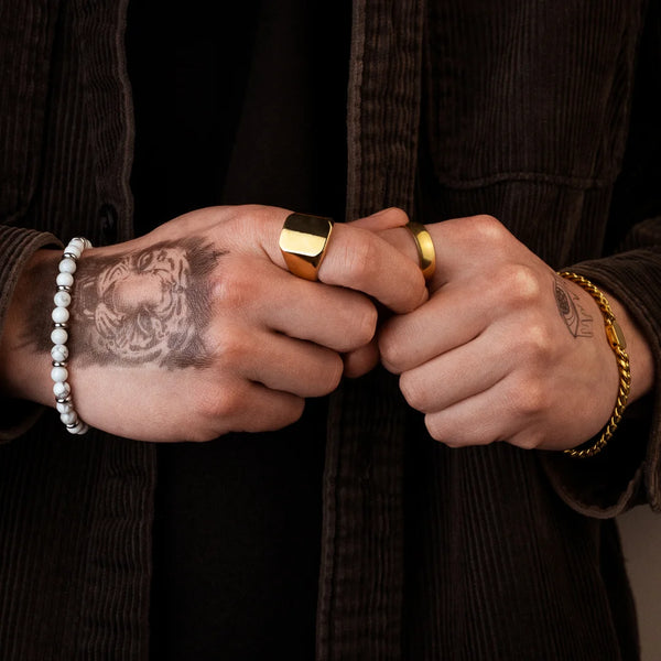 Bracelet de perles blanches pour homme porté