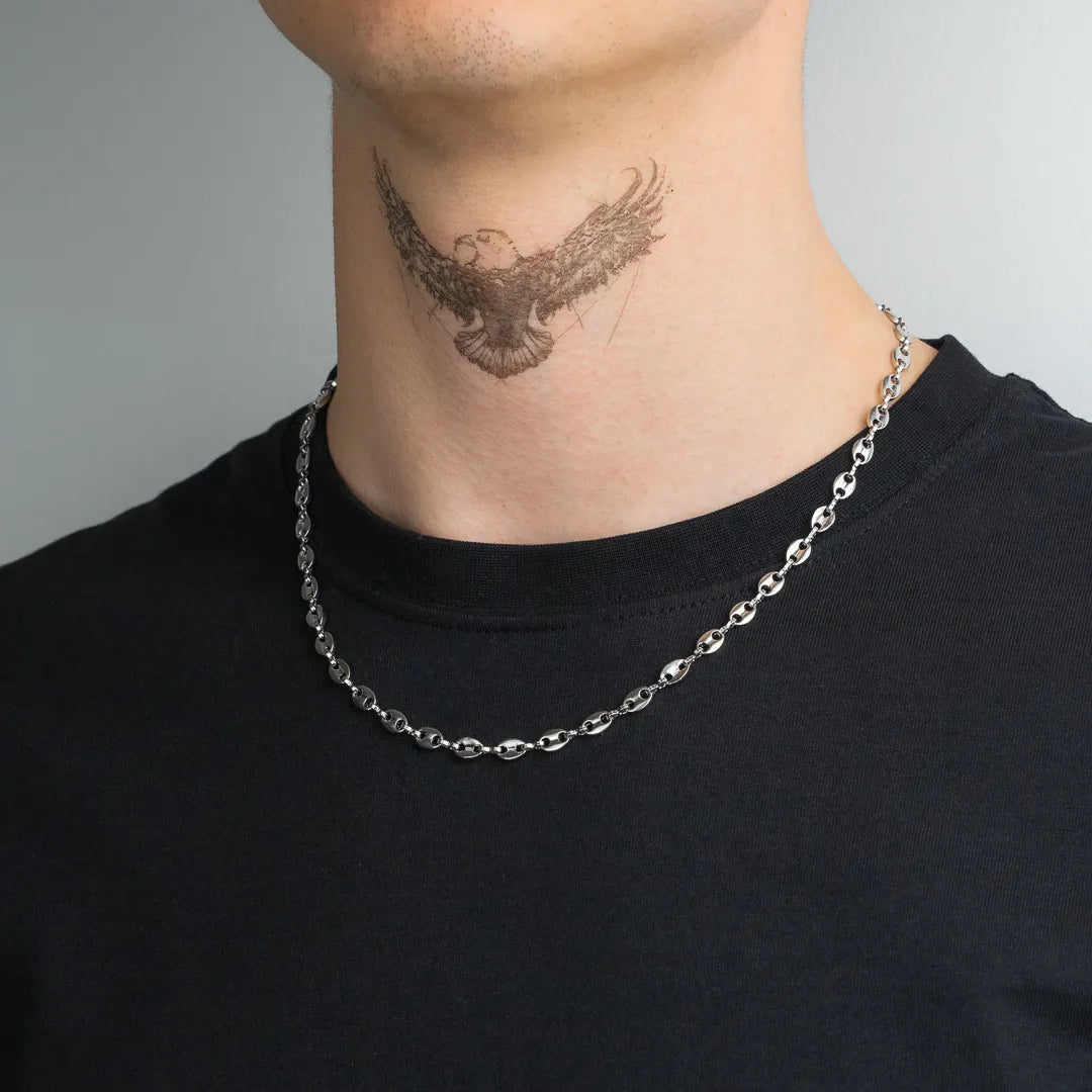 Chaîne graine de café argent pour homme portée