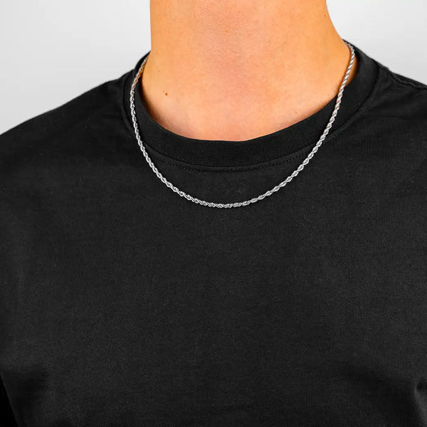 Homme portant une chaîne maille corde (argent) de 50 cm