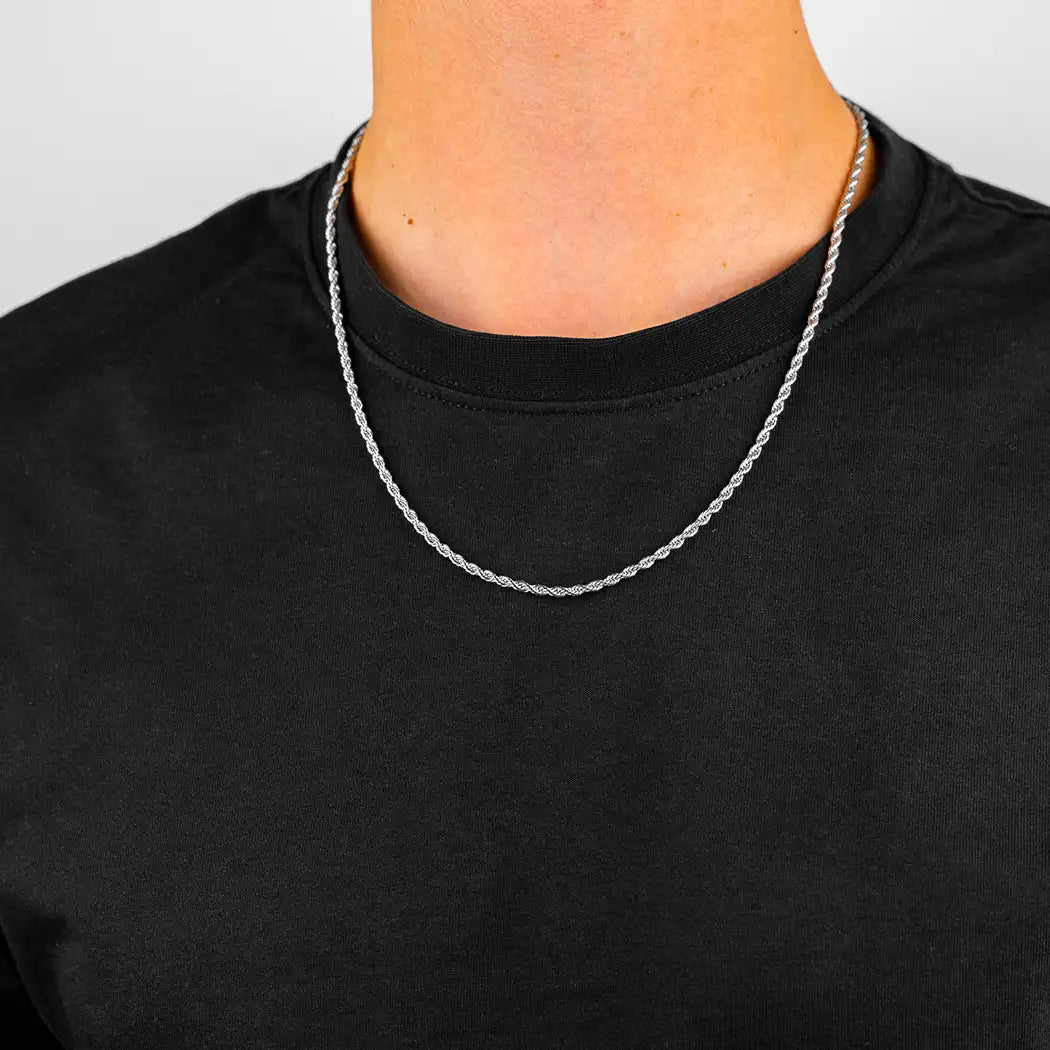Homme portant une chaîne maille corde (argent) de 55 cm