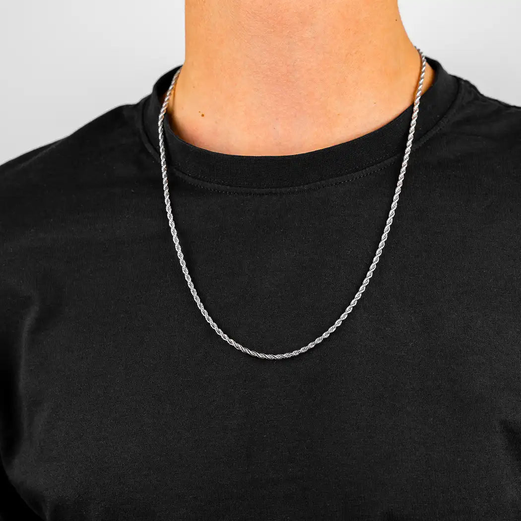 Homme portant une chaîne maille corde (argent) de 60 cm