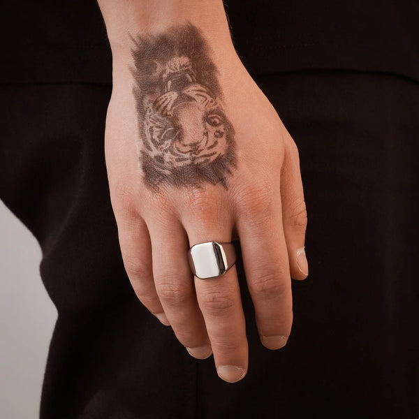 Chevalière carrée argent pour homme portée