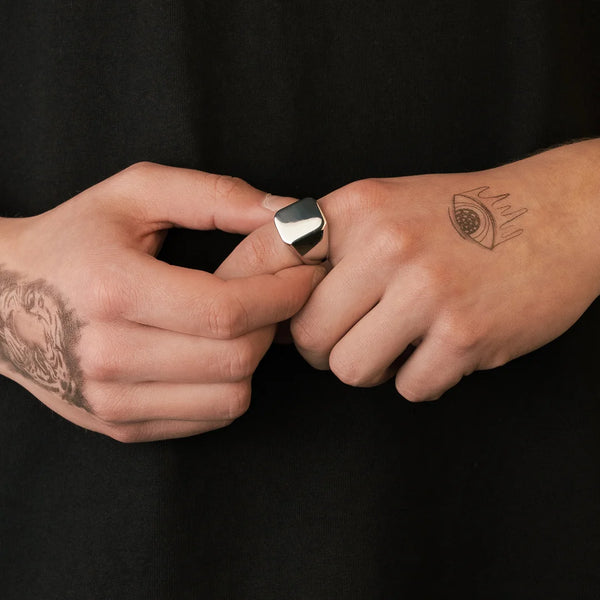 Chevalière carrée argent pour homme portée