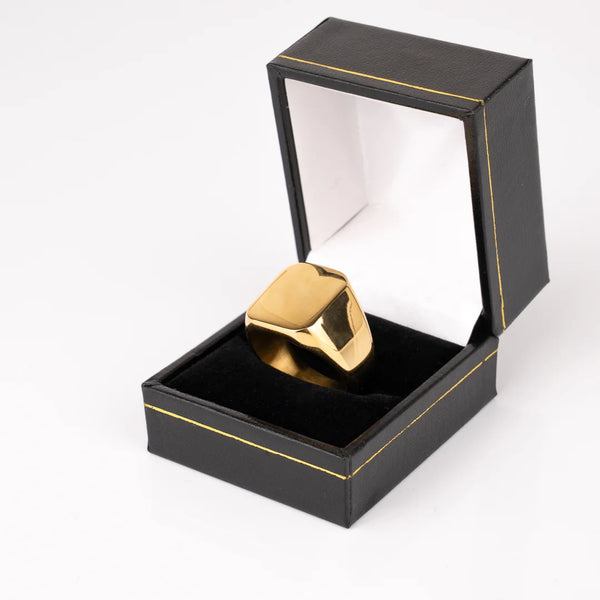 Chevalière carrée or pour homme dans écrin