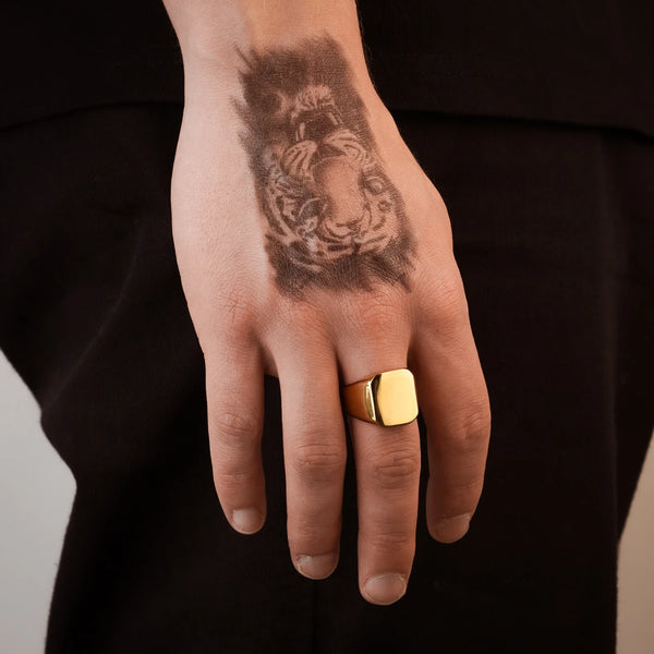 Chevalière carrée or pour homme portée