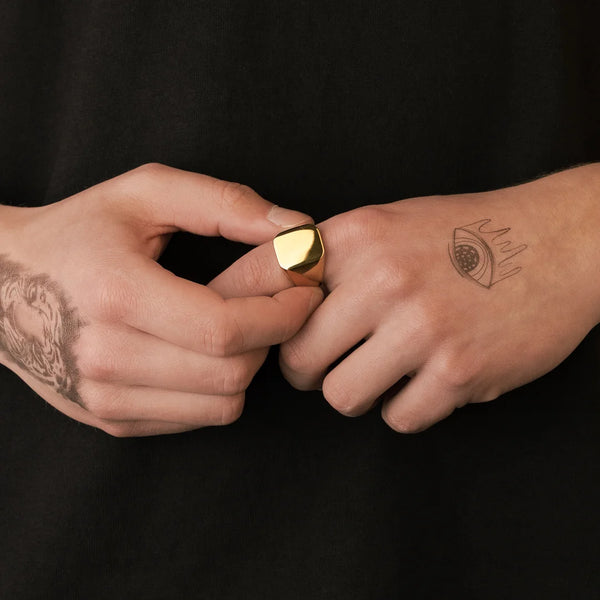 Chevalière carrée or pour homme portée