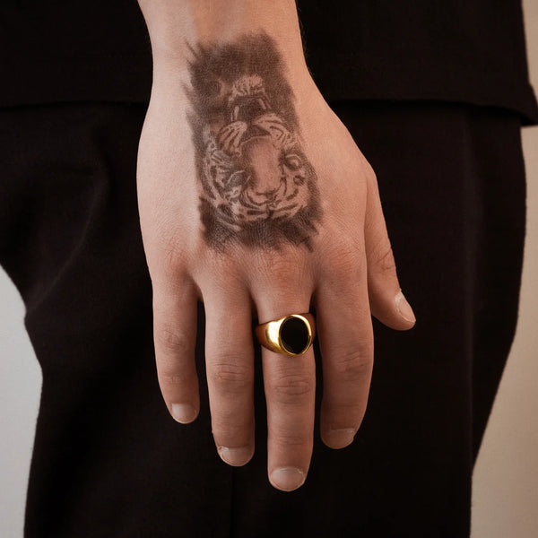 Chevalière pierre ronde or pour homme portée