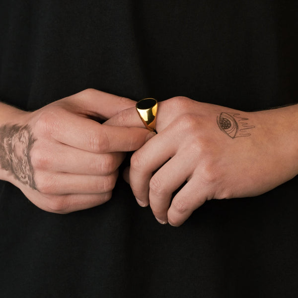 Chevalière pierre ronde or pour homme portée