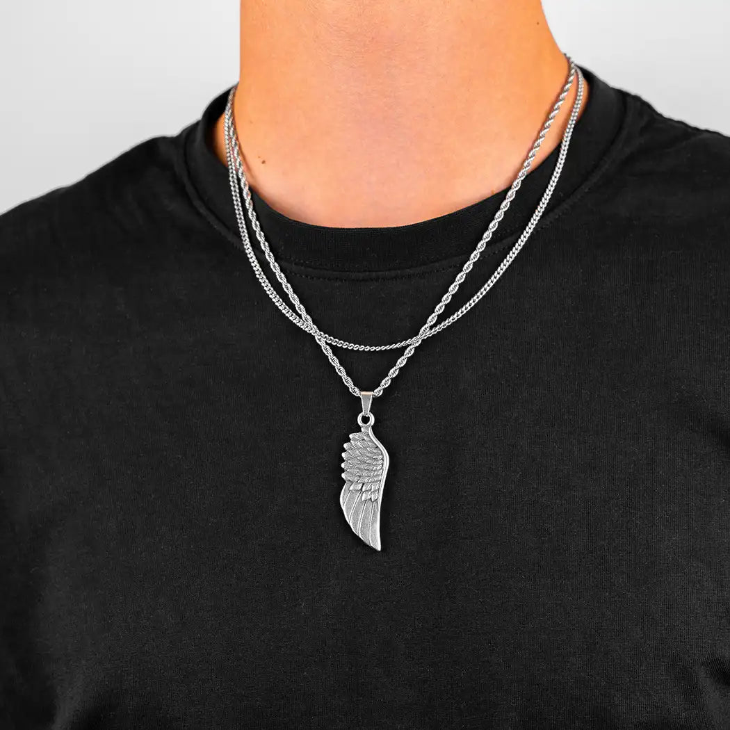 Homme portant un ensemble de colliers en acier inoxydable avec pendentif aile