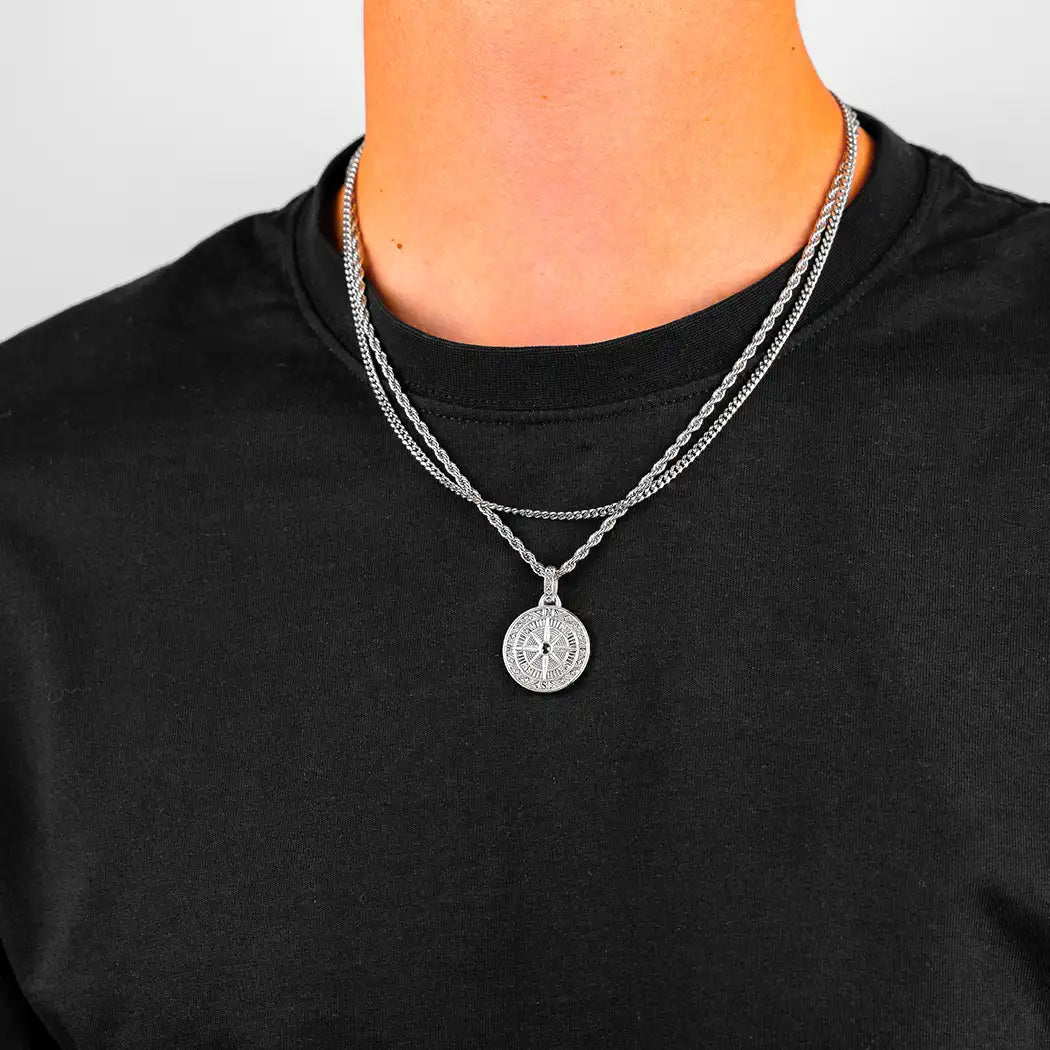 Homme portant un ensemble de colliers en acier inoxydable avec pendentif boussole