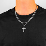 Homme portant un ensemble de colliers en acier inoxydable avec pendentif croix