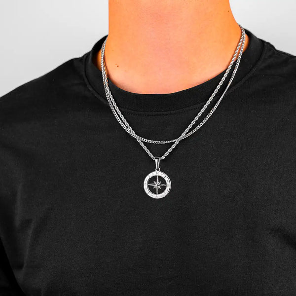 Homme portant un ensemble de colliers en acier inoxydable avec pendentif étoile du nord