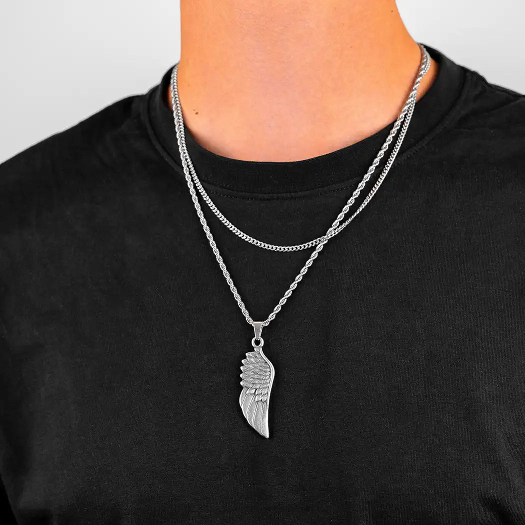 Homme portant un ensemble de colliers en acier inoxydable avec pendentif aile