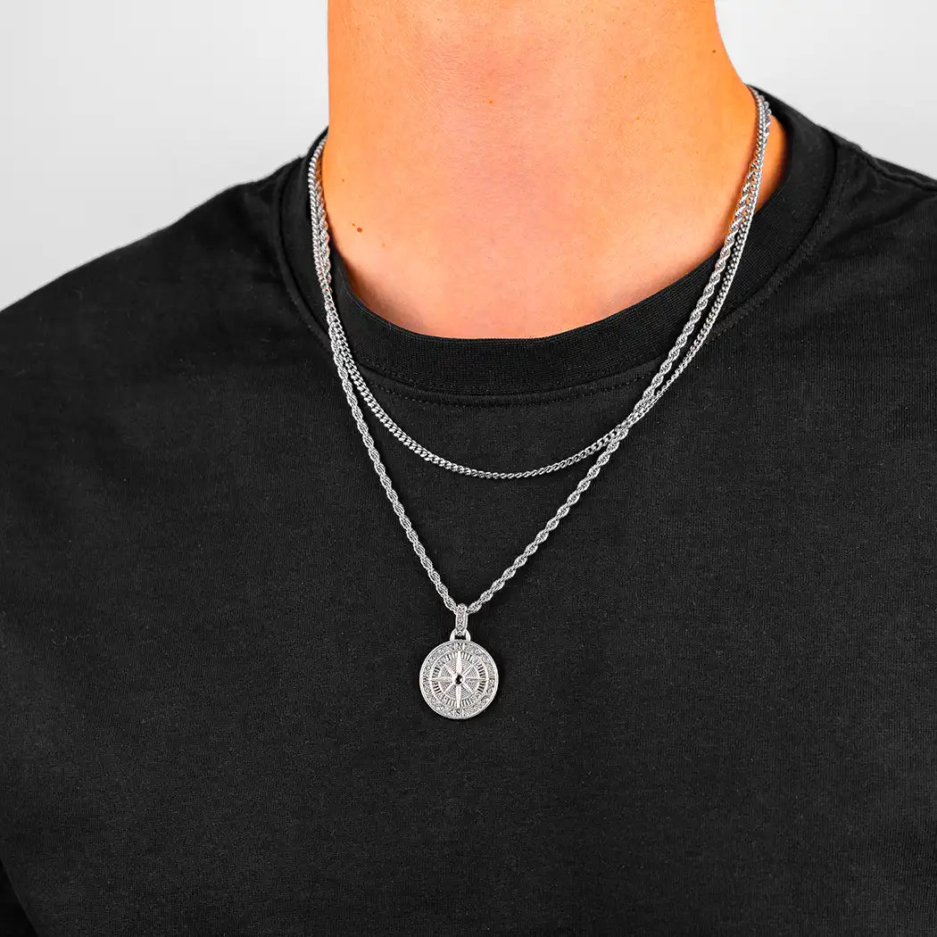 Homme portant un ensemble de colliers en acier inoxydable avec pendentif boussole