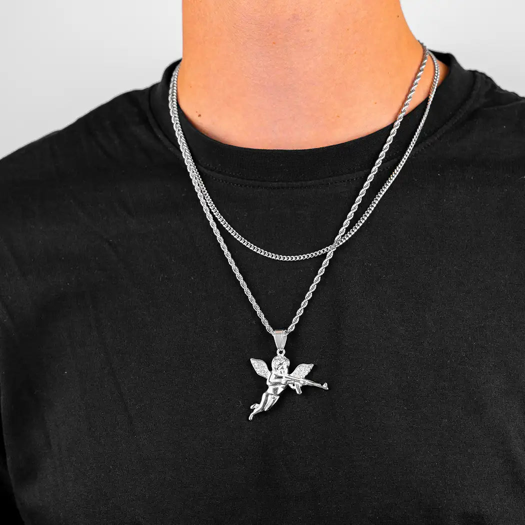 Homme portant un ensemble de colliers en acier inoxydable avec pendentif cupidon