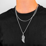Homme portant un ensemble de colliers en acier inoxydable avec pendentif aile