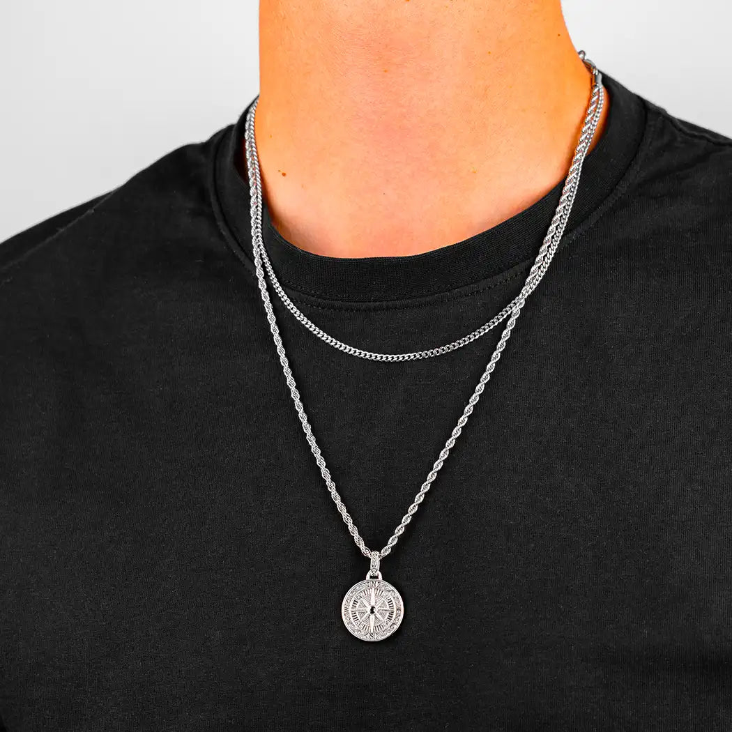 Homme portant un ensemble de colliers en acier inoxydable avec pendentif boussole