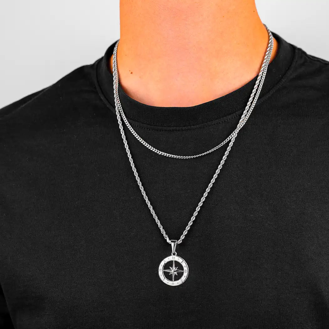 Homme portant un ensemble de colliers en acier inoxydable avec pendentif étoile du nord