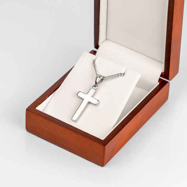Collier croix chrétienne dans un écrin en bois